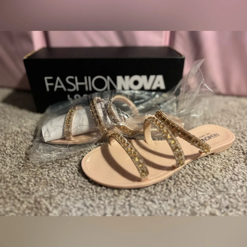 FASHION NOVA Sandals - Picture 3 of 4